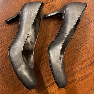Kristin Davis metallic gray heels
